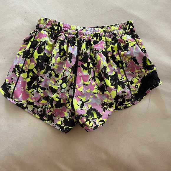 Patterned Hotty Hot Low-Rise Lined Short 2.5" - Picture 2 of 2